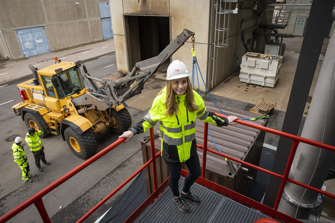 Sofie Rothén, projektledare på Växjö Energi, överser installationen av pilotanläggningen på Sandviksverket i Växjö. Foto: Johan Nordström