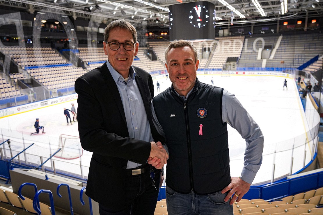Rolf Hunt, affärsområdeschef Kraft och värme, Växjö Energi och Johan Markusson, vd Växjö Lakers Hockey.