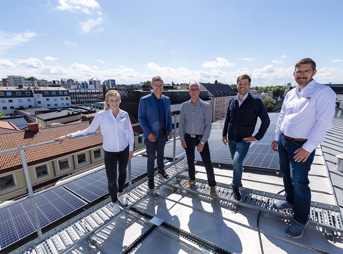 Solcellsanläggningen placeras på taket på Storgatan 14. Från vänster: Sofie Nielsen och Erik Tellgren, Växjö Energi, Kjell Blennmyr och Johan Petri, AB Hjalmar Petri och Patrik Markus, Växjö Energi.