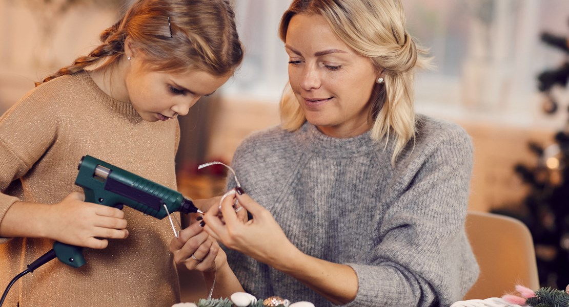 Mamma och dotter gör julpyssel.