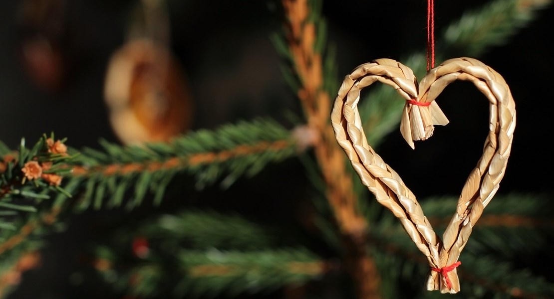 Ett hjärta av halm hänger i en julgran