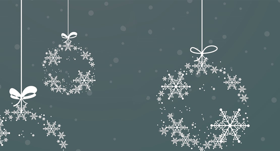 Hängande vita julkulor mot en blå bakgrund.