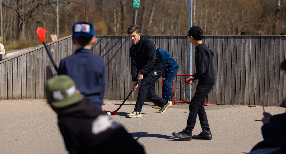 Barn som spelar innebandy på en rast tillsammans med en hockeykille