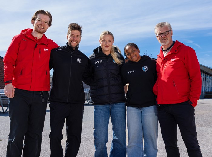 Från vänster: Gabriel Bengtsson, Växjö Energi, Robert Rosén, Växjö Lakers, Alexandra Larsson och Vendela Persbeck, Växjö DFF, Sven Ringeborn, Växjö Energi – på plats på Braås skola.