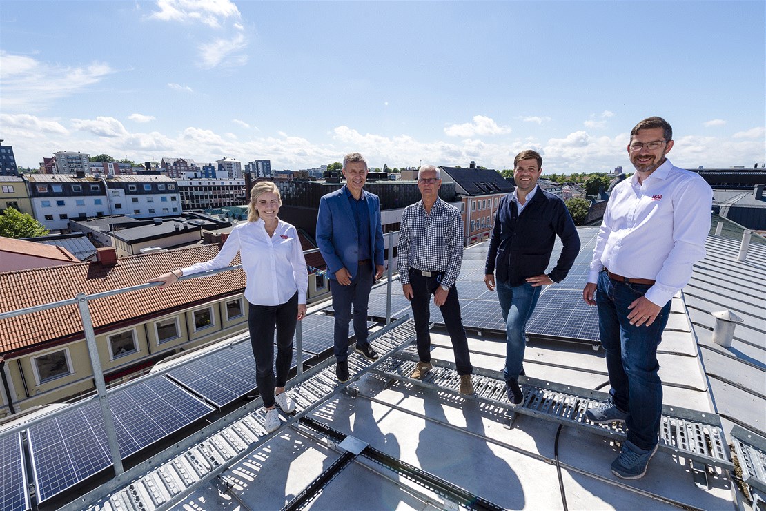 Solcellsanläggningen placeras på taket på Storgatan 14. Från vänster: Sofie Nielsen och Erik Tellgren, Växjö Energi, Kjell Blennmyr och Johan Petri, AB Hjalmar Petri och Patrik Markus, Växjö Energi.