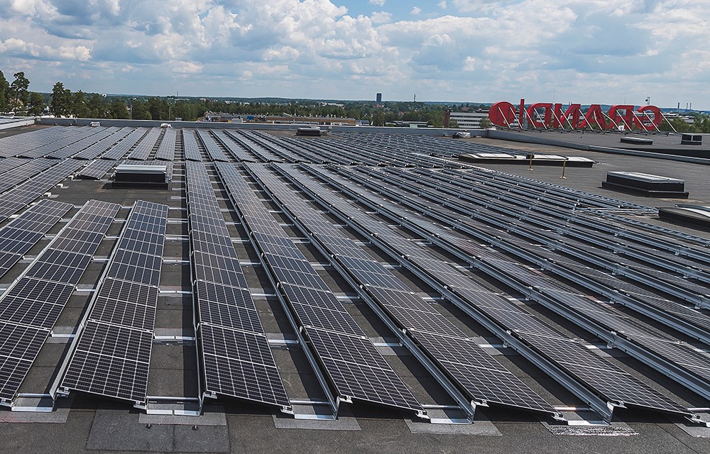 Solceller som är installerade på Grand Samarkands tak