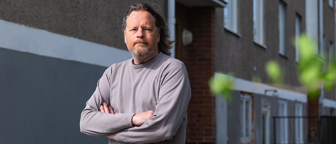 Mattias Thitz står framför sin fastighet.