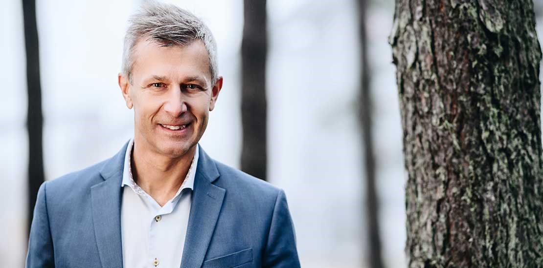Växjö Energis vd Erik Tellgren står utomhus.