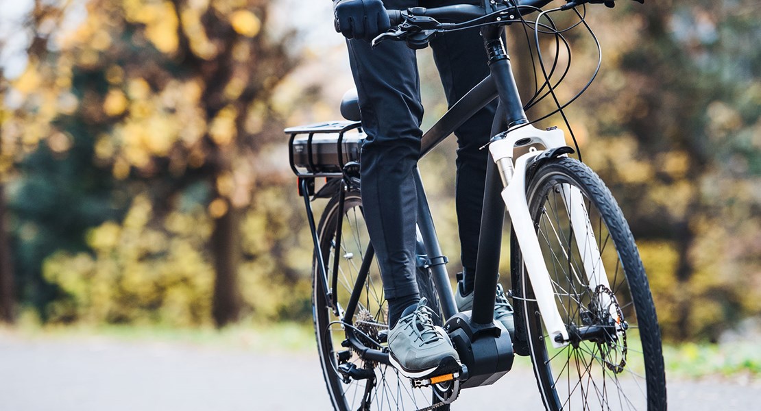 En person cyklar på en elcykel.