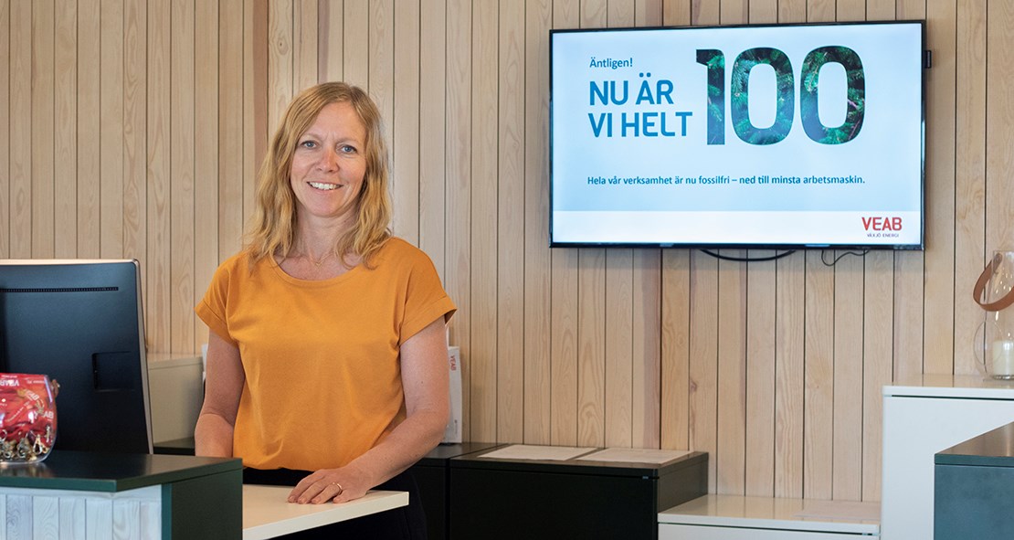 Anna Twisk står i receptionen.